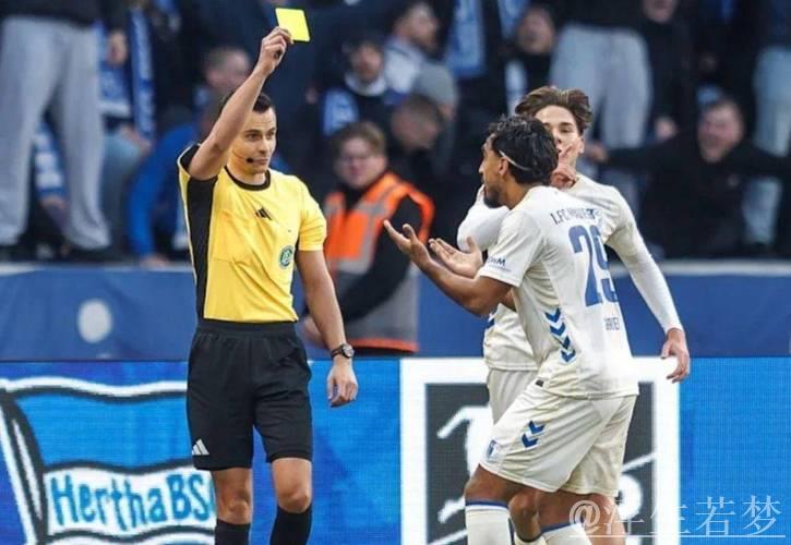 球员庆祝时跳广告牌 掉到1层楼高的深坑：希特勒在任时德国人挖的